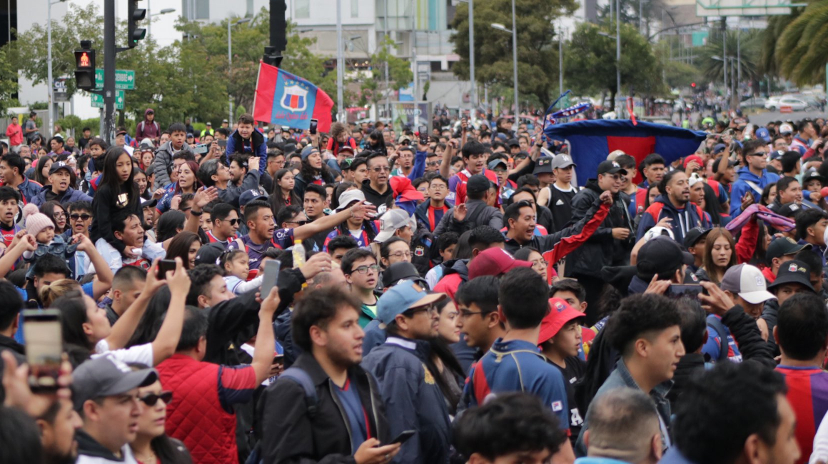 La hinchada del Deportivo Quito, llegando al estadio Atahualpa, el 24 de marzo de 2024.