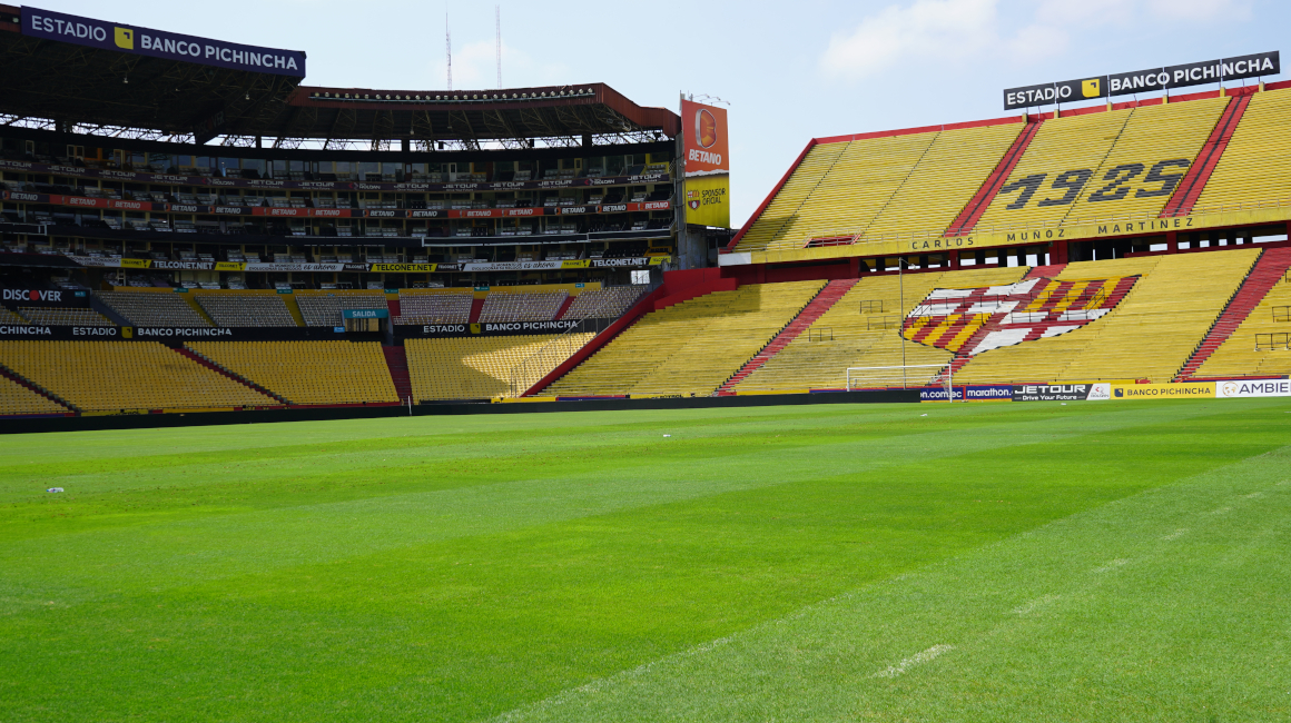 Así luce el césped del estadio Banco Pichincha en marzo de 2024, luego de los trabajos que realiza el canchero Daniel Contreras. 