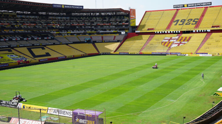 El césped del estadio Banco Pichincha se corta cuatro veces a la semana, para mantenerlo en perfectas condiciones. 