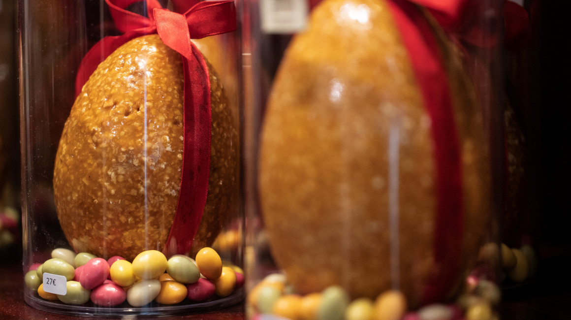 Huevos de Pascua gigantes, hechos con chocolate, en una tienda de Francia, de cara a la Semana Santa, 13 de marzo de 2024.