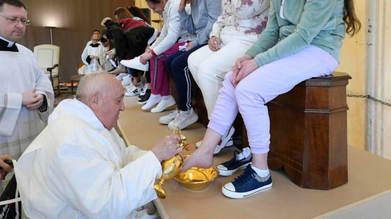 El papa Francisco lava los pies de las reclusas de una cárcel de Roma el Jueves Santo, el 28 de marzo de 2024.