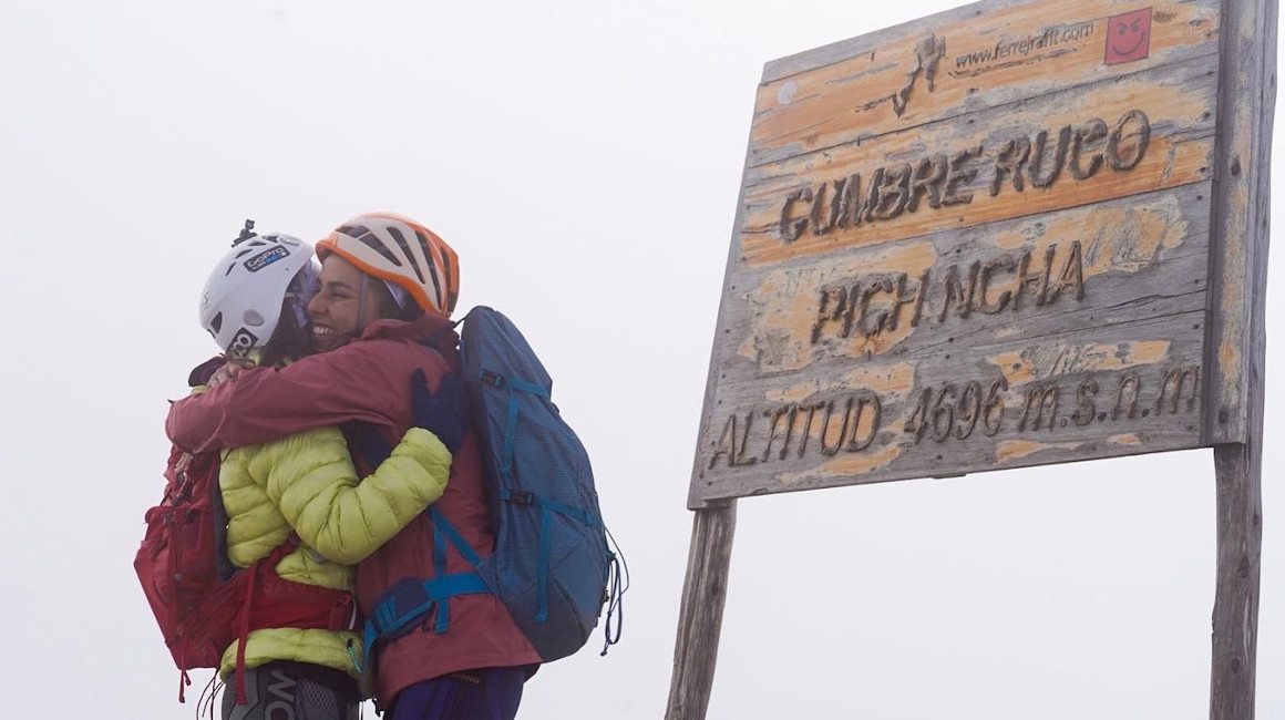 Daniela Sandoval se abraza con Maigua Ojeda en la cumbre del Rucu Pichincha.