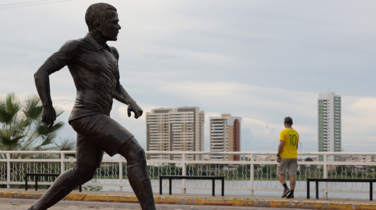Fotografía de una escultura en homenaje al exfutbolista brasileño Dani Alves, el 27 de marzo de 2024.