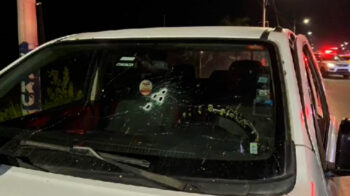 Carro con impactos de bala durante liberación de secuestrado en Santa Elena.
