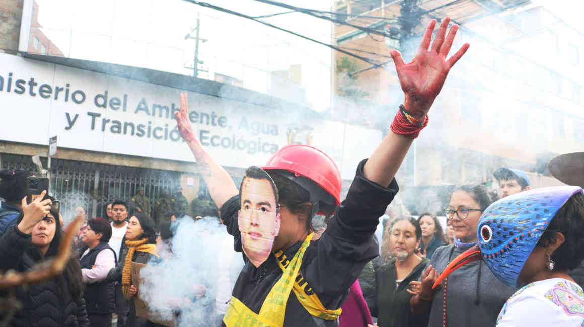 Protestas antimineras en el Ministerio de Ambiente el 27 de marzo de 2024.