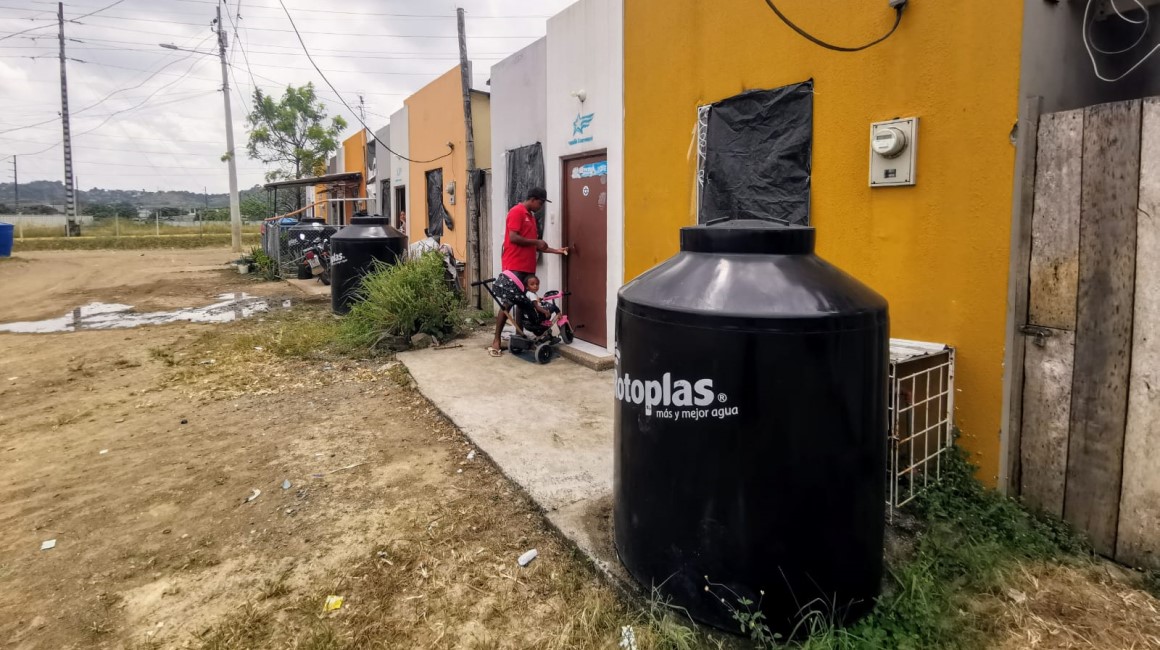 El plan habitacional municipal Valle Esperanza, de 20 casas, carece de agua potable, calles, bordillos y aceras  en el noroeste de Guayaquil.