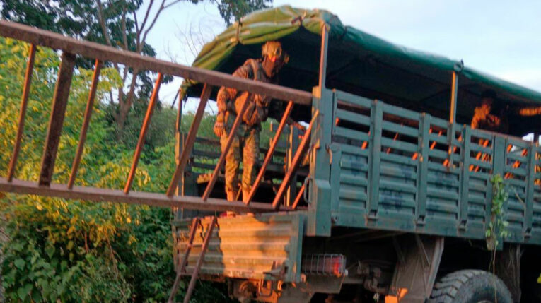 Militares ubicaron un puente clandestino usado para el contrabando de mercancías en Huaquillas.