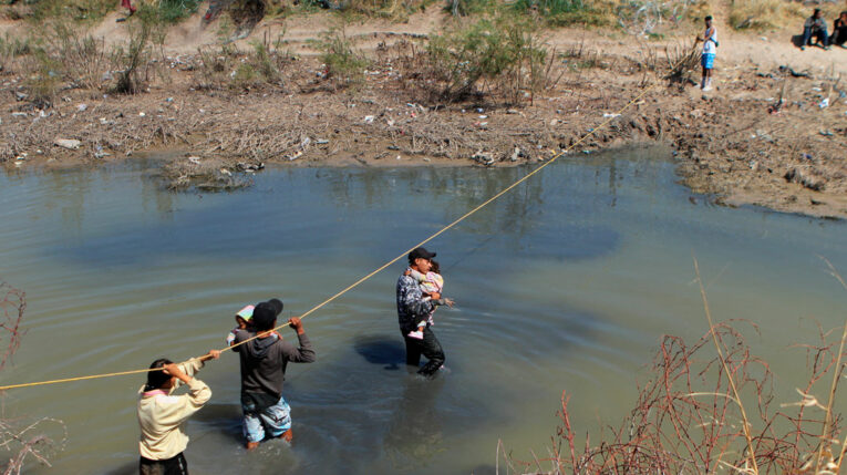 Migrantes que buscan asilo en Estados Unidos cruzan el río Bravo en la frontera de Ciudad Juárez, en México.
