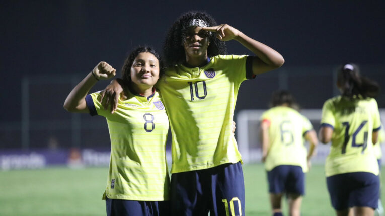 Mary Guerra y Doménica Arboleda celebrando el gol de Ecuador, 28 de marzo de 2024.
