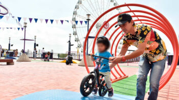 Un niño junto a su padre disfrutan de las actividades en el Malecón 2000, en Guayaquil.