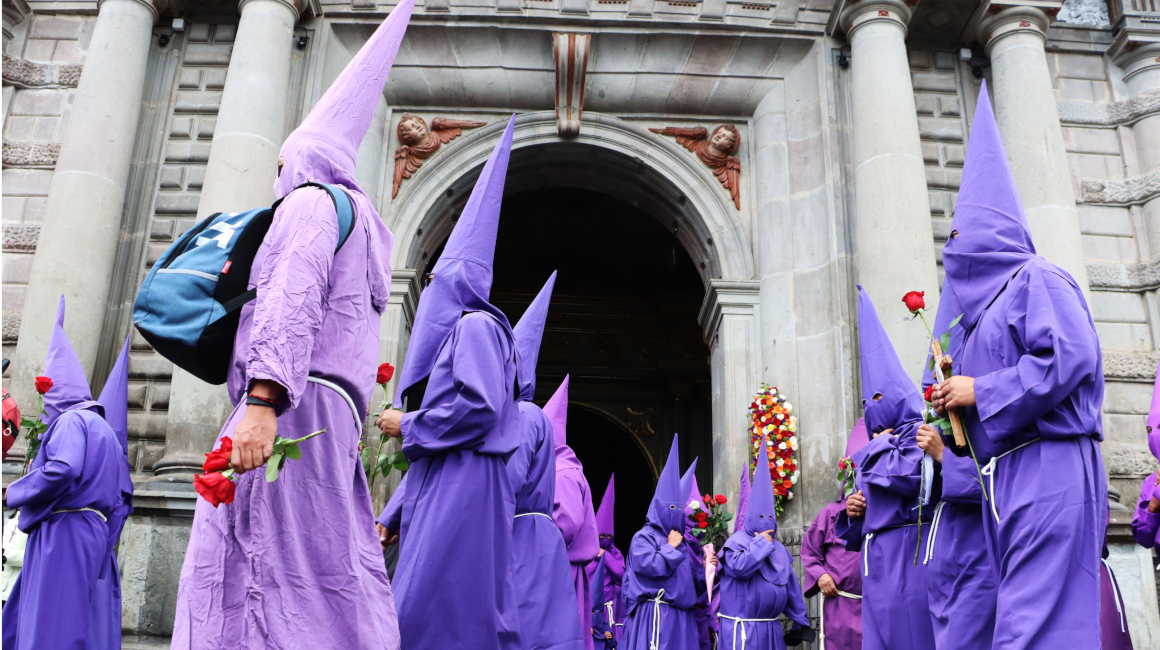 Cucuruchos participan en la procesión de Jesús del Gran Poder, el 29 de marzo de 2024.