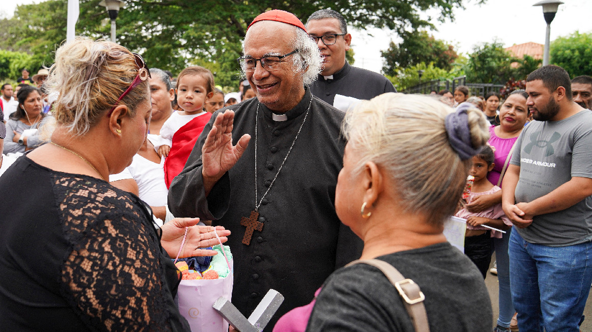 El cardenal nicaragüense Leopoldo Brenes saluda a sus feligreses durante una procesión del Viernes Santo en los patios de la Catedral Metropolitana de Managua el 29 de marzo de 2024.