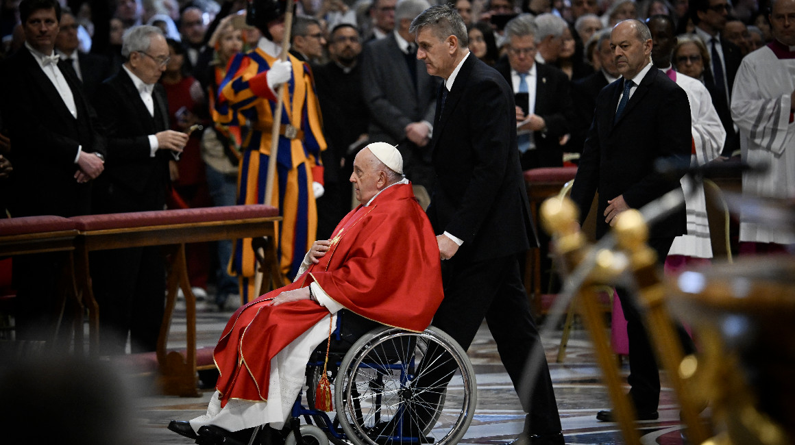 El Papa Francisco llega en silla de ruedas para presidir la misa de la Pasión del Señor el Viernes Santo como parte de las celebraciones de la Semana Santa, en la Basílica de San Pedro en el Vaticano el 29 de marzo de 2024.