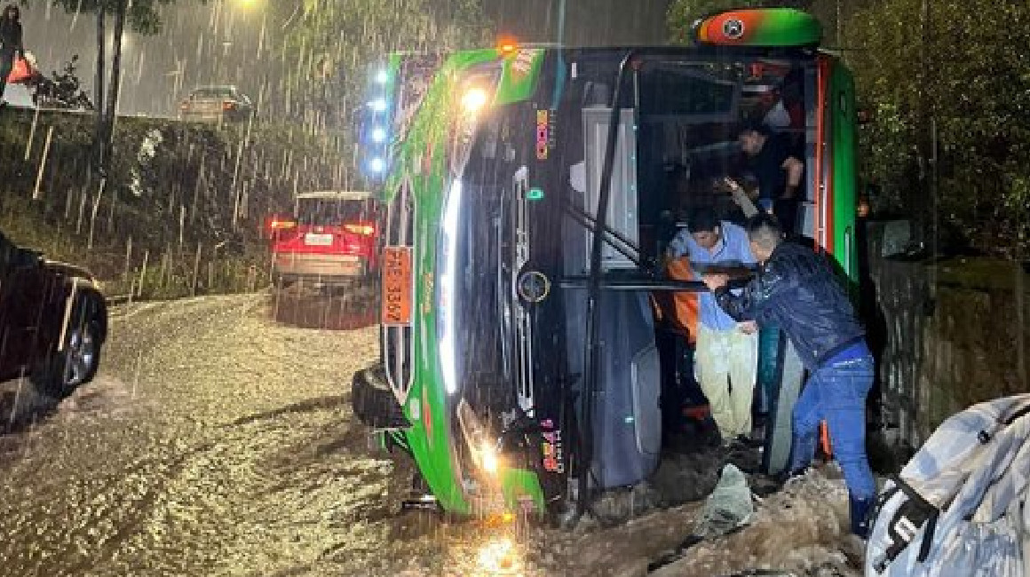 Un bus se volcó en el sector de Miravalle, Quito, el 29 de marzo de 2024.