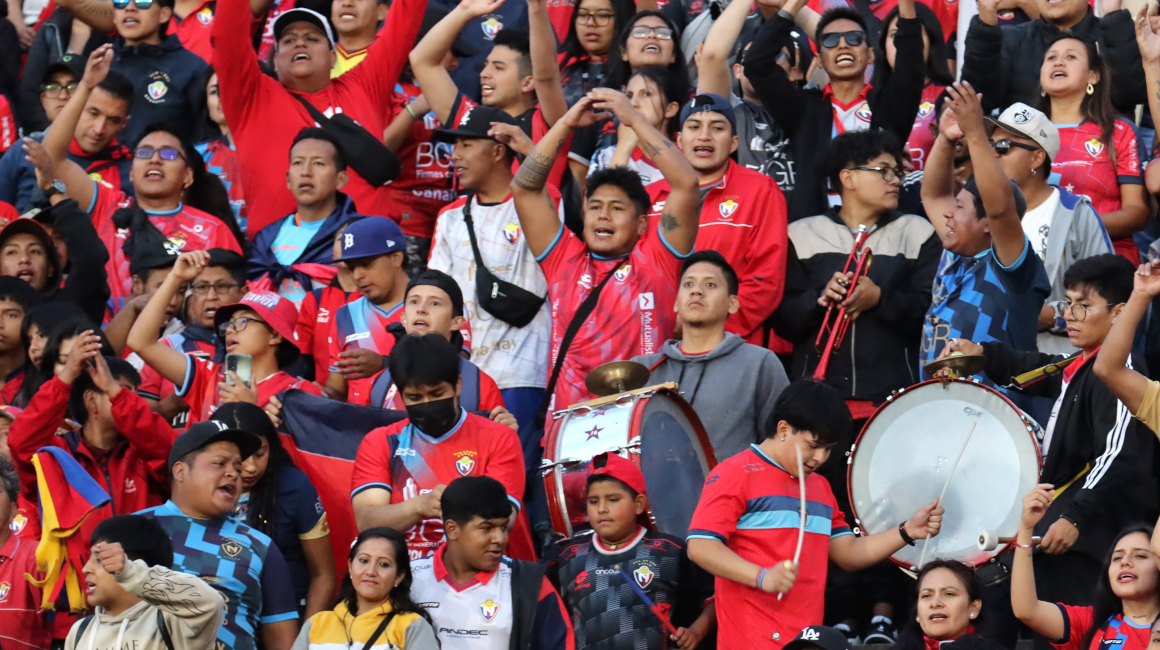 Hinchas de El Nacional, durante un partido en el estadio Atahualpa, el 17 de marzo de 2024.