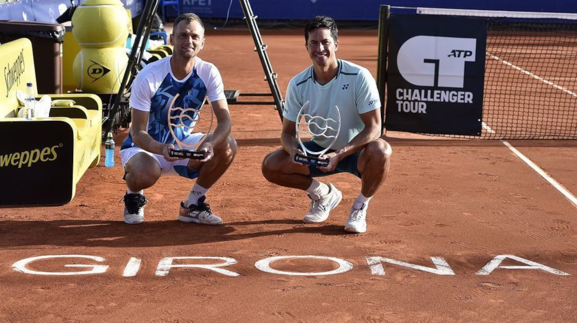 Aleksandr Nedovyesov y Gonzalo Escobar, con sus trofeos de campeones del Challenger de Girona, el 30 de marzo de 2024.