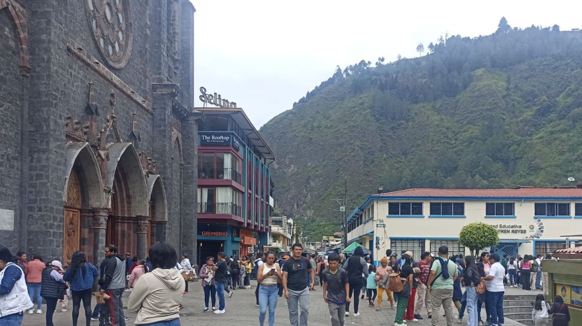 Turistas visitan el cantón Baños, en Tungurahua, durante el feriado de Semana Santa de 2024.
