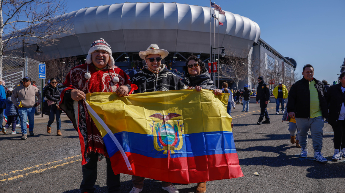 Hinchas ecuatorianos en los exteriores del Red Bull Arena, el 24 de marzo de 2024.