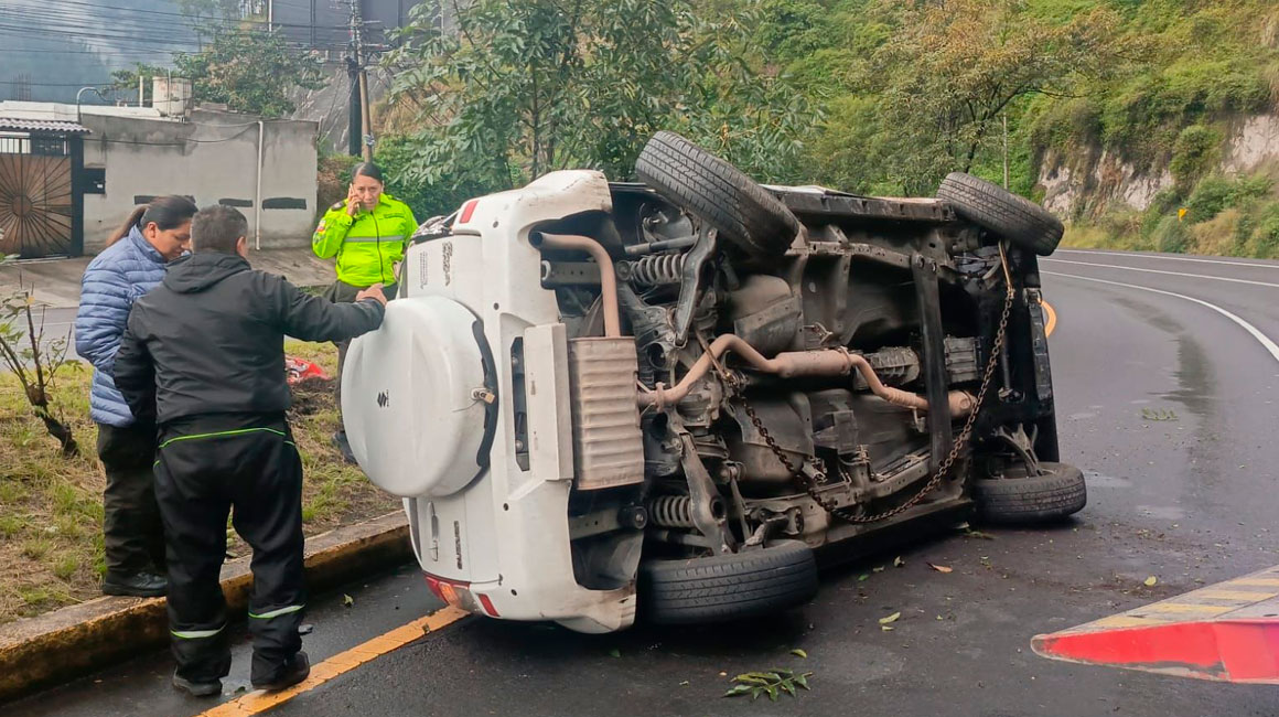 14 accidentes y un vehículo impactado por un árbol durante la lluvia en Quito