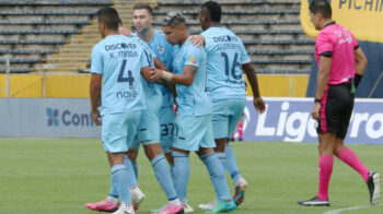 Jugadores de Universidad Católica celebrando su gol ante Cumbayá, 27 de abril de 2024.