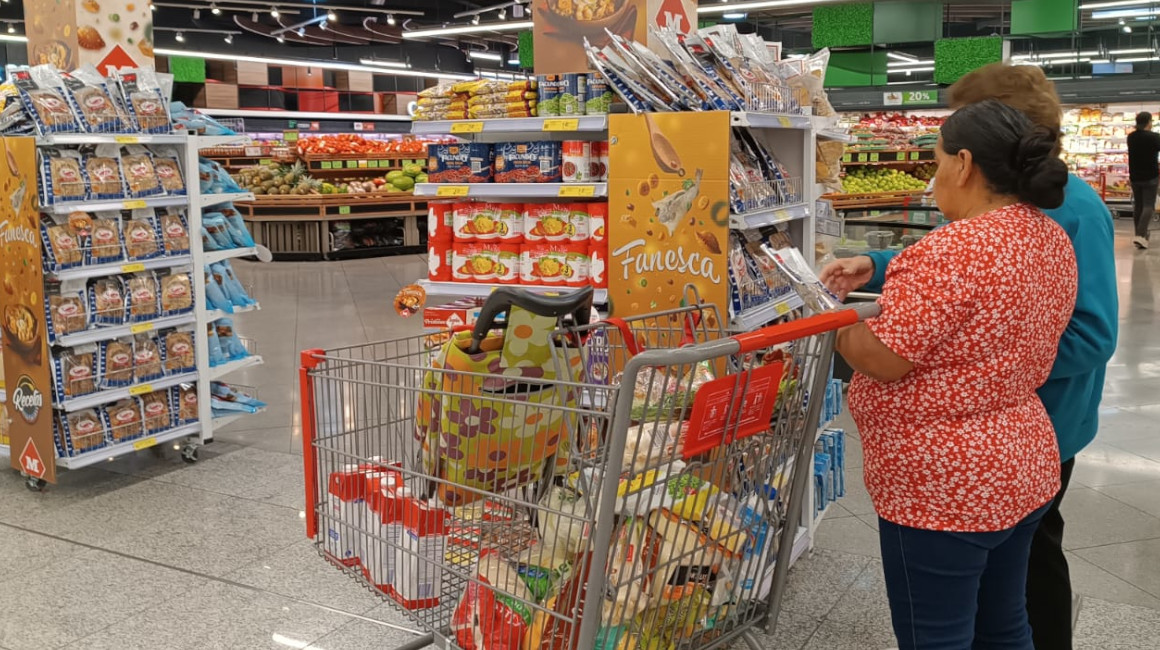 Imagen referencial de personas realizando compras en un supermercado en Quito, 20 de marzo de 2024.