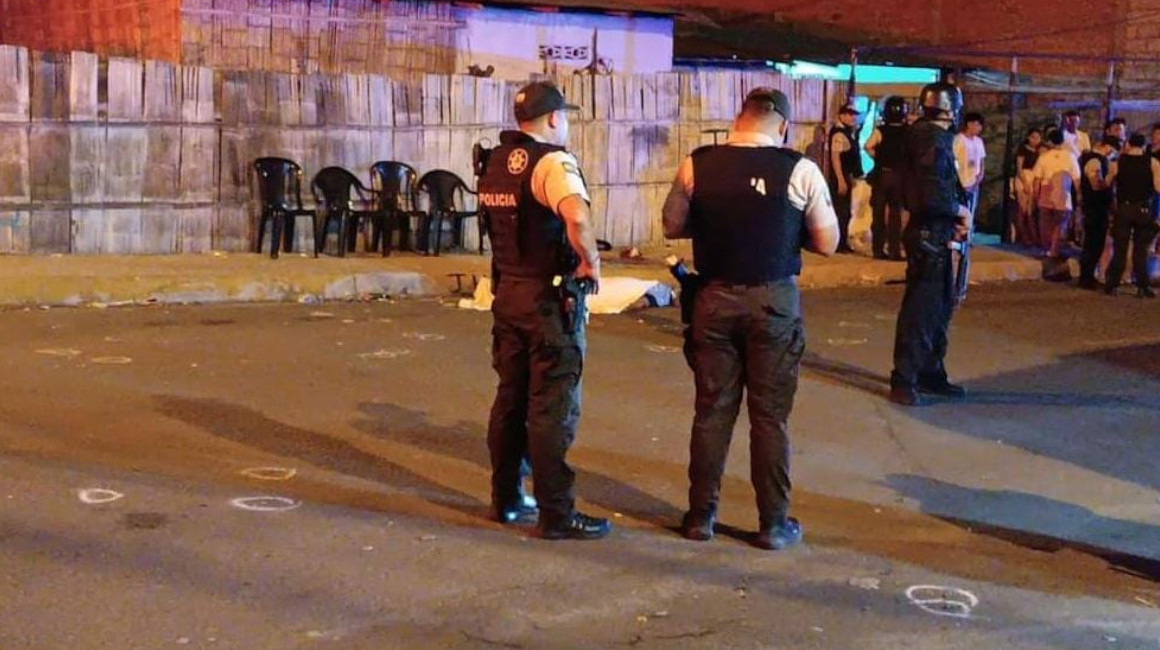 La noche del domingo 31 de marzo, pistoleros atacaron a un grupo de cinco personas en una vereda del barrio Forestal, en Manta.