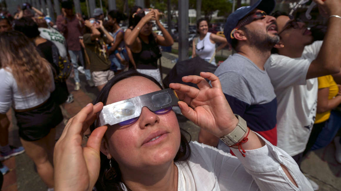 Personas observan un eclipse solar anular en Colombia, en octubre de 2023.