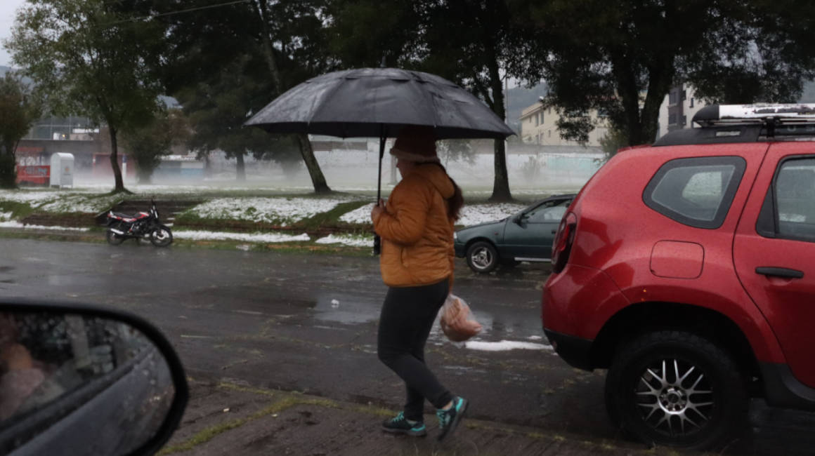 Imagen referencial de una persona con paraguas en Conocoto, en febrero de 2024.
