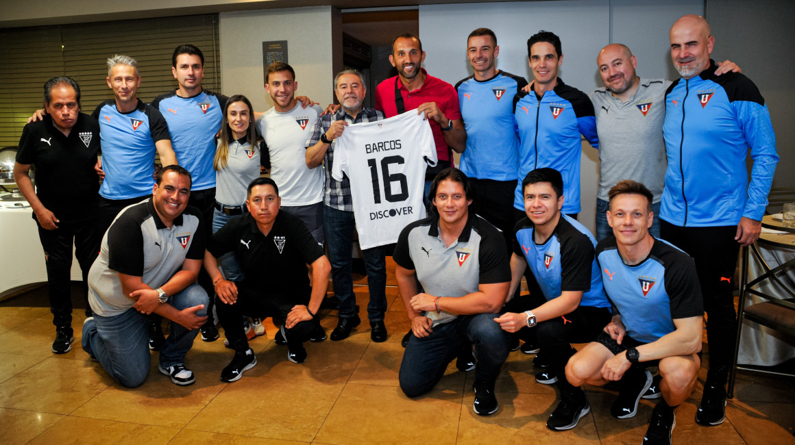 Hernán Barcos junto al cuerpo técnico y colaboradores de Liga posan el 1 de abril de 2024.