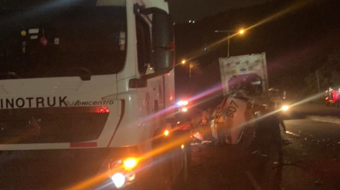 Un tráiler se accidentó en la vía Perimetral, en Guayaquil, la madrugada del 2 de abril de 2024.