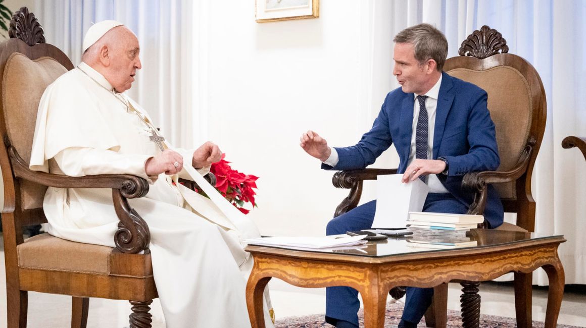El papa Francisco conversa con el periodista español Javier Martínez-Brocal (d), autor del libro 'El Sucesor", el 2 de abril de 2024.