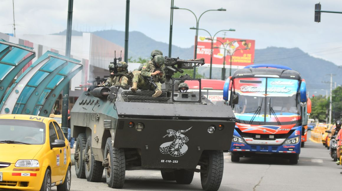 Militares realizan operativos de control en las calles de Portoviejo el 11 de enero de 2024, durante el estado de excepción.