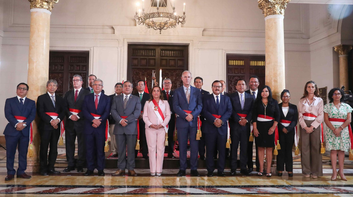 Fotografía cedida por la Presidencia de Perú de la mandataria, Dina Boluarte, mientras posa junto a los nuevos integrantes de su gabinete de ministros, el 1 de abril de 2024, en Lima (Perú).