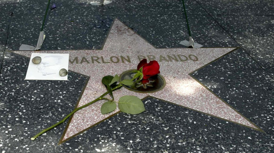 La estrella del actor Marlon Brando a lo largo del Paseo de la Fama de Hollywood en California. 