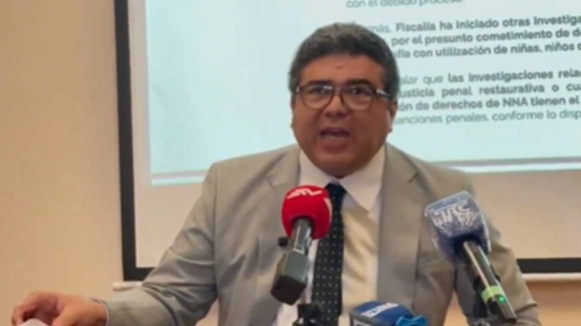 Luis Cotto, abogado de uno de los denunciados en un presunto caso de violencia sexual que habría ocurrido en un viaje de fin de año de un colegio privado de Guayaquil, dio una rueda de prensa el 1 de abril de 2024.