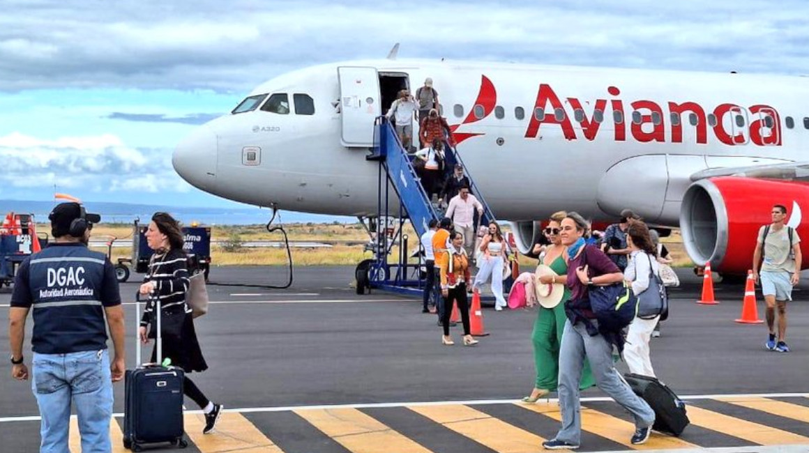 Llegada al Aeropuerto Ecológico de Galápagos, en Baltra, del vuelo inaugural de la ruta Manta-Baltra, el 2 de julio de 2023.