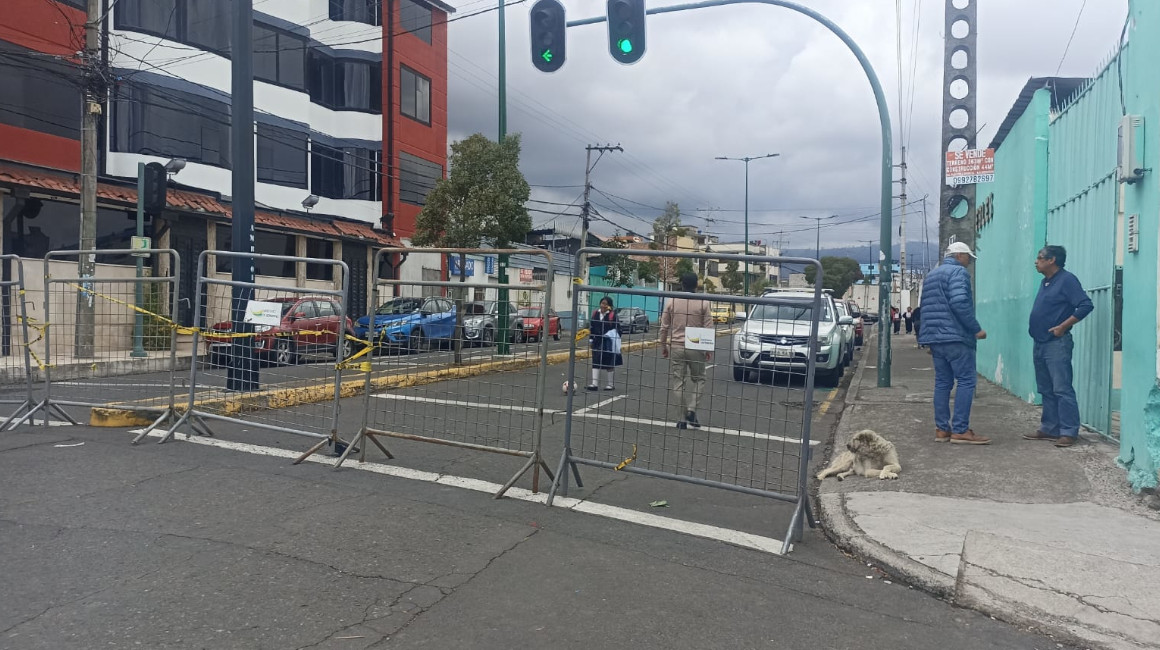 Afuera de los locales en la avenida El Cóndor, cerca de la cárcel de Ambato, hay letreros en los que piden la apertura de las calles.