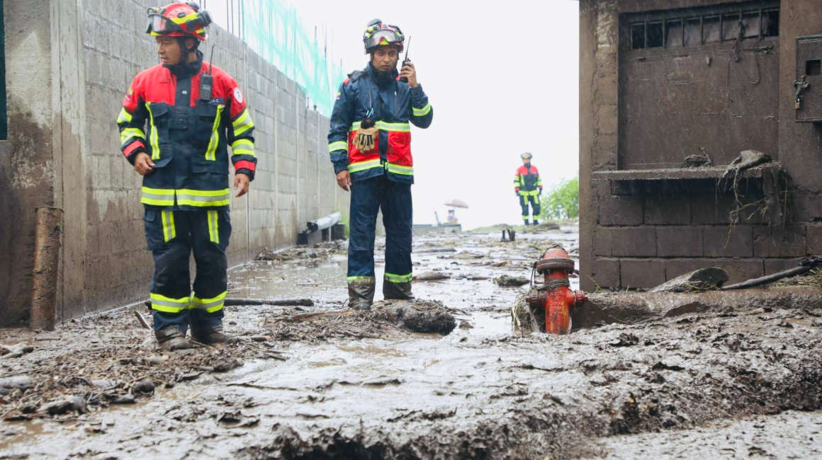 Dos bomberos inspeccionan una de las viviendas afectadas por el aluvión ocurrido la tarde del 2 de abril de 2024 en La Gasca.