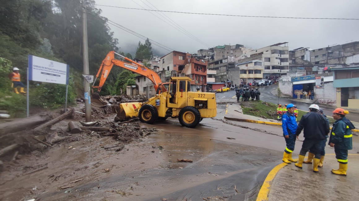 Maquinaria recoge los escombros que dejó un aluvión ocurrido la tarde del 2 de abril de 2024 en La Gasca.