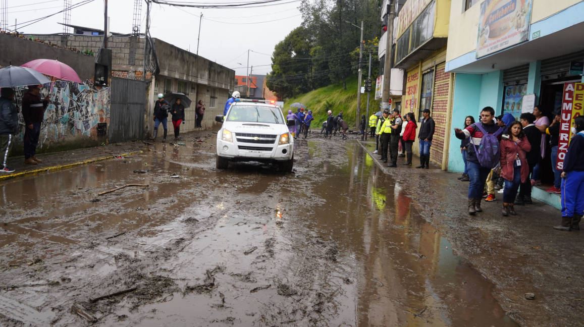Un patrullero recorre una de las calles de La Gasca, afectada por el aluvión la tarde del 2 de abril de 2024.API / DANIEL MOLINEROS