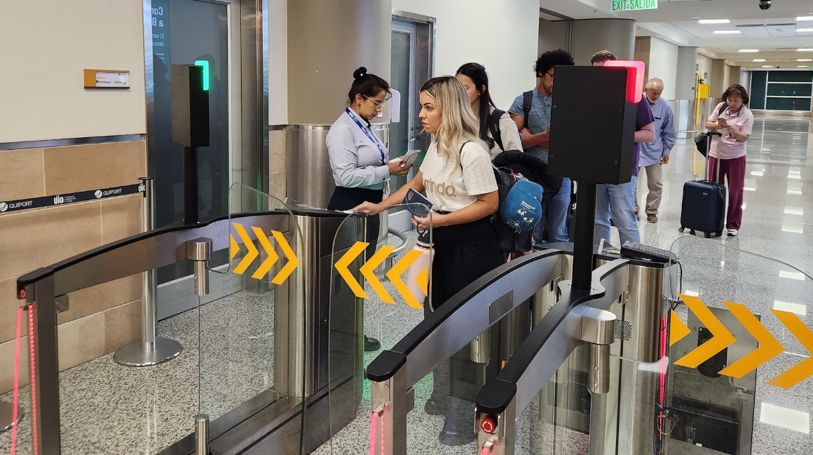 Imagen referencial de pasajeros pasando por controles de seguridad en el Aeropuerto Internacional Mariscal Sucre, de Quito, enero de 2024.