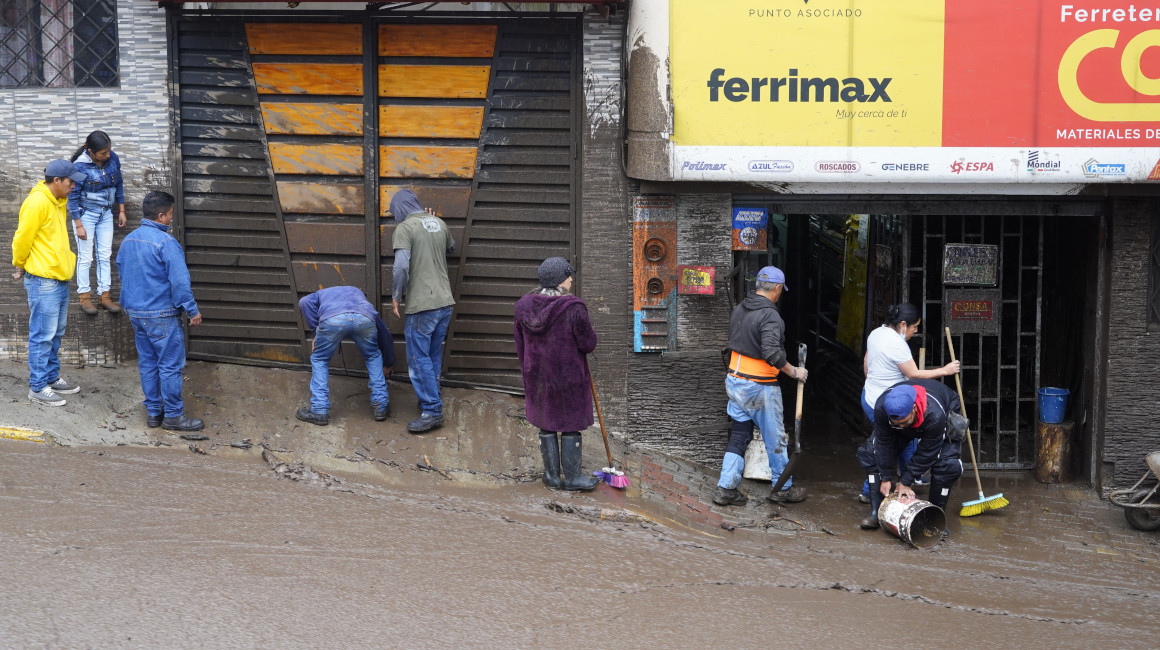 Habitantes del sector de La Gasca limpian los escombros que dejó el aluvión de 2 de abril de 2024, en Quito.