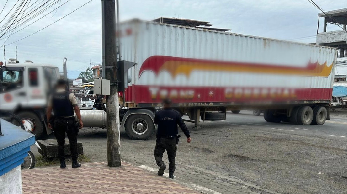 Un camión blanco de asalto en el Triunfo, Guayas, el 2 de abril de 2024.