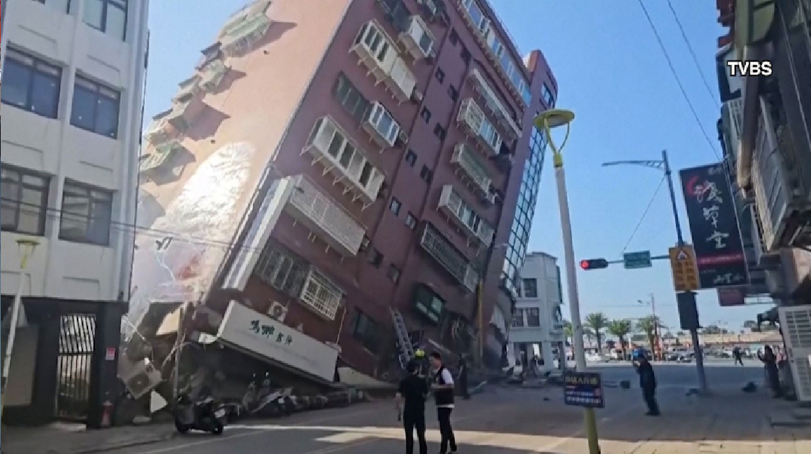 Un edificio colapsado en Taiwán por terremoto el 3 de marzo de 2024.