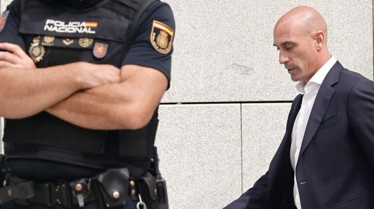 Luis Rubiales queda libre poco después de ser detenido al llegar a España