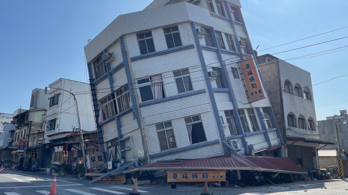 Un edificio colapsó en Taiwán, tras el terremoto de 7,4 registrado el 3 de abril de 2024.