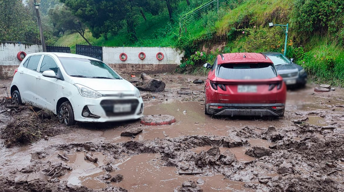 Aluvión en La Gasca: Varios carros quedaron atrapados entre el lodo y escombros