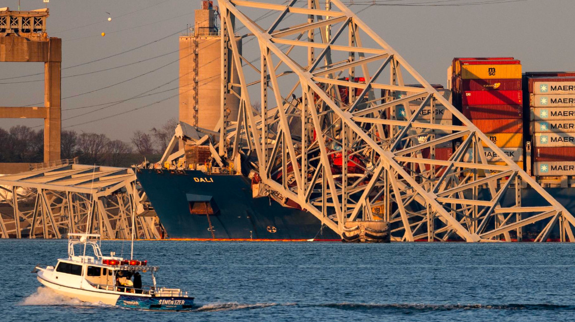 Parte delantera del buque de carga Dali con secciones derribadas del puente Francis Scott Key, en Baltimore, Maryland, Estados Unidos, 29 de marzo de 2024.