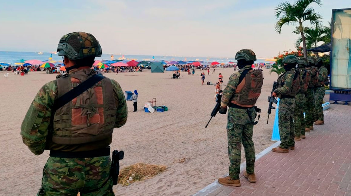 Militares de Ecuador vigilan en una playa durante el feriado de Semana Santa, el 31 de marzo de 2024.