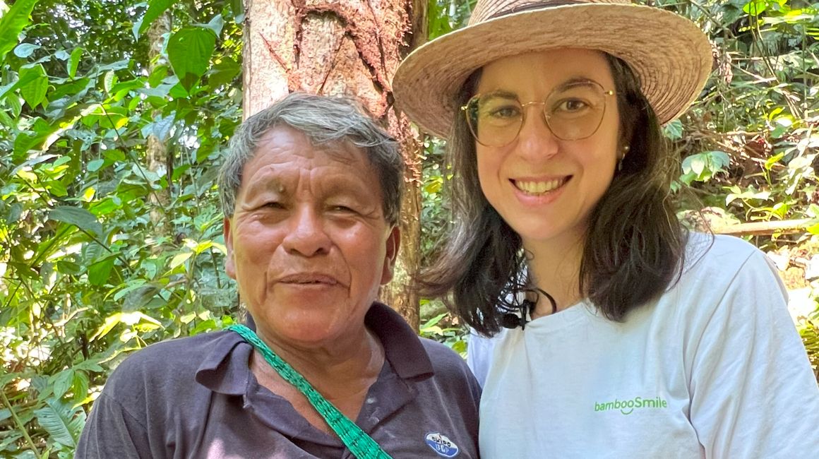 Monika y Domingo, con quien aprendió sobre el uso de plantas medicinales en la Amazonía de Ecuador.